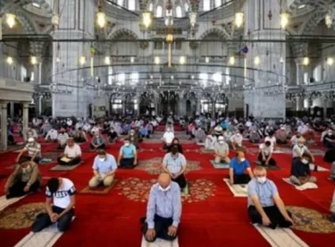 1 Ocak günü Cuma namazı camilerde kılınacak mı? Merak edilen soru cevap buldu
