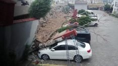 İzmir’de sitede panik! 20 araç zarar gördü