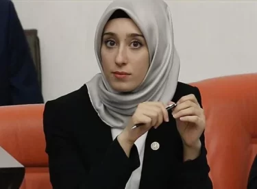 Rumeysa Kadak 2020’nin en çok beğenilen beşinci vekili seçildi! Hiçbir soru önergesi vermedi