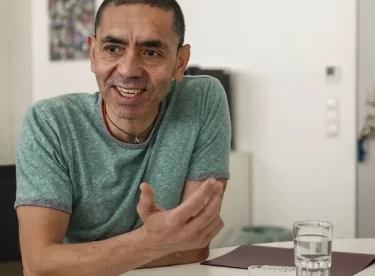 Uğur Şahin uyardı: Virüs en az 10 yıl hayatımızdan çıkmayacak