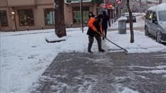 Kaldırımlar Kar Ve Buzdan Temizleniyor