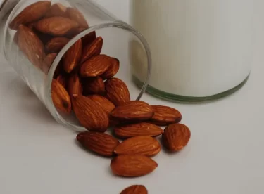 Uzmanlardan depresyon ve kaygıya karşı badem sütü önerisi