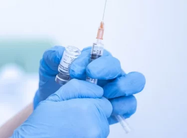 Tamamen aşı yapılanlara karantina şart değil