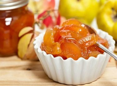 Kahvaltılara çok yakışacak ayva reçeli tarifi tam kıvamında!