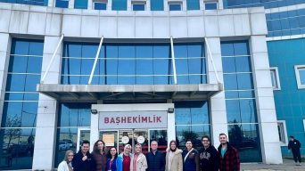 PET-KOZ Derneği’nden Türkiye Genelinde Güçlü Bir Dayanışma Örneği: “Mecburi Hizmette Yalnız Değilsiniz!” Projesi Kadın Doğum Alanında Yeni Bir Model Ortaya Koyuyor